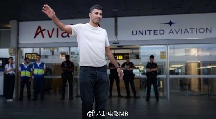 足坛一夜动态：罗德里抵达巴塞罗那 FIFA三号人物下台 皇马球迷打人